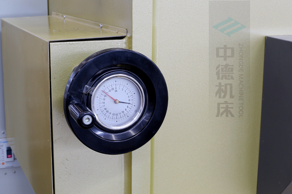 ZDG-640刀片間隙調節裝置，設置在機架前面，并有刻度顯示，調節方便.jpg