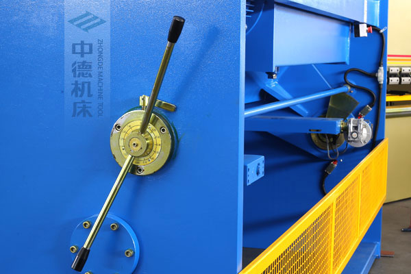 ZDSK-1632剪板機刀片間隙手動調(diào)節(jié)器，刻度清淅，調(diào)節(jié)省力又簡便.jpg