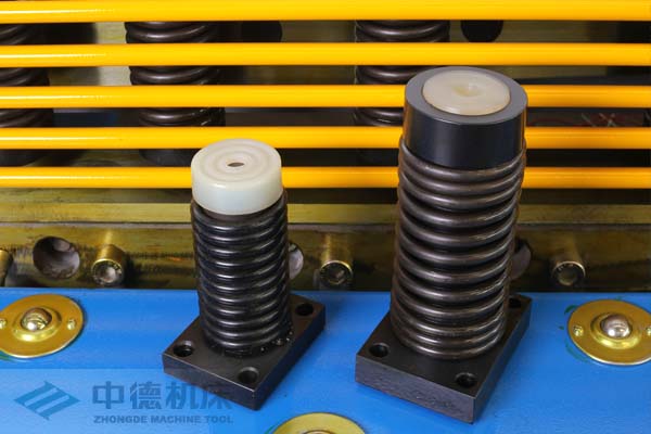 ZDS-2032采用高品質壓料油缸,不滲油不會在板材表面留有油污.jpg ZDS-2032采用高品質壓料油缸,不滲油不會在板材表面留有油污.jpg